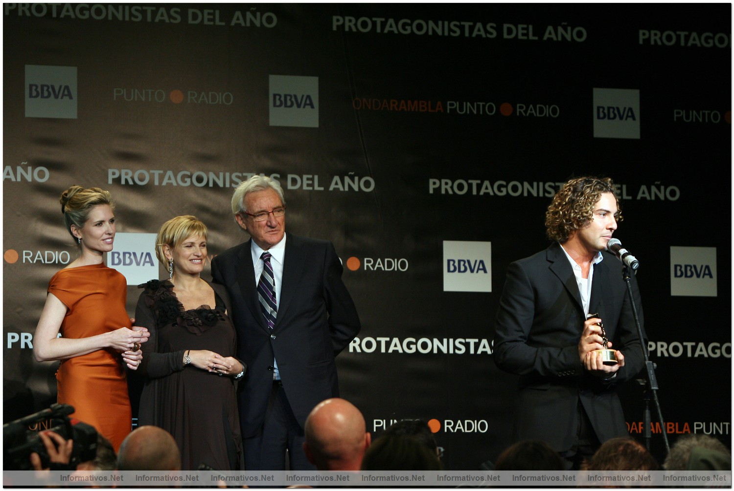 Premios Protagonistas 2009 - El Botillo: el cantante David Bisbal ha sido premiado por su trayectoria internacional; le observan Judit Masc�, la soprano Ainhoa Arteta y Luis del Olmo