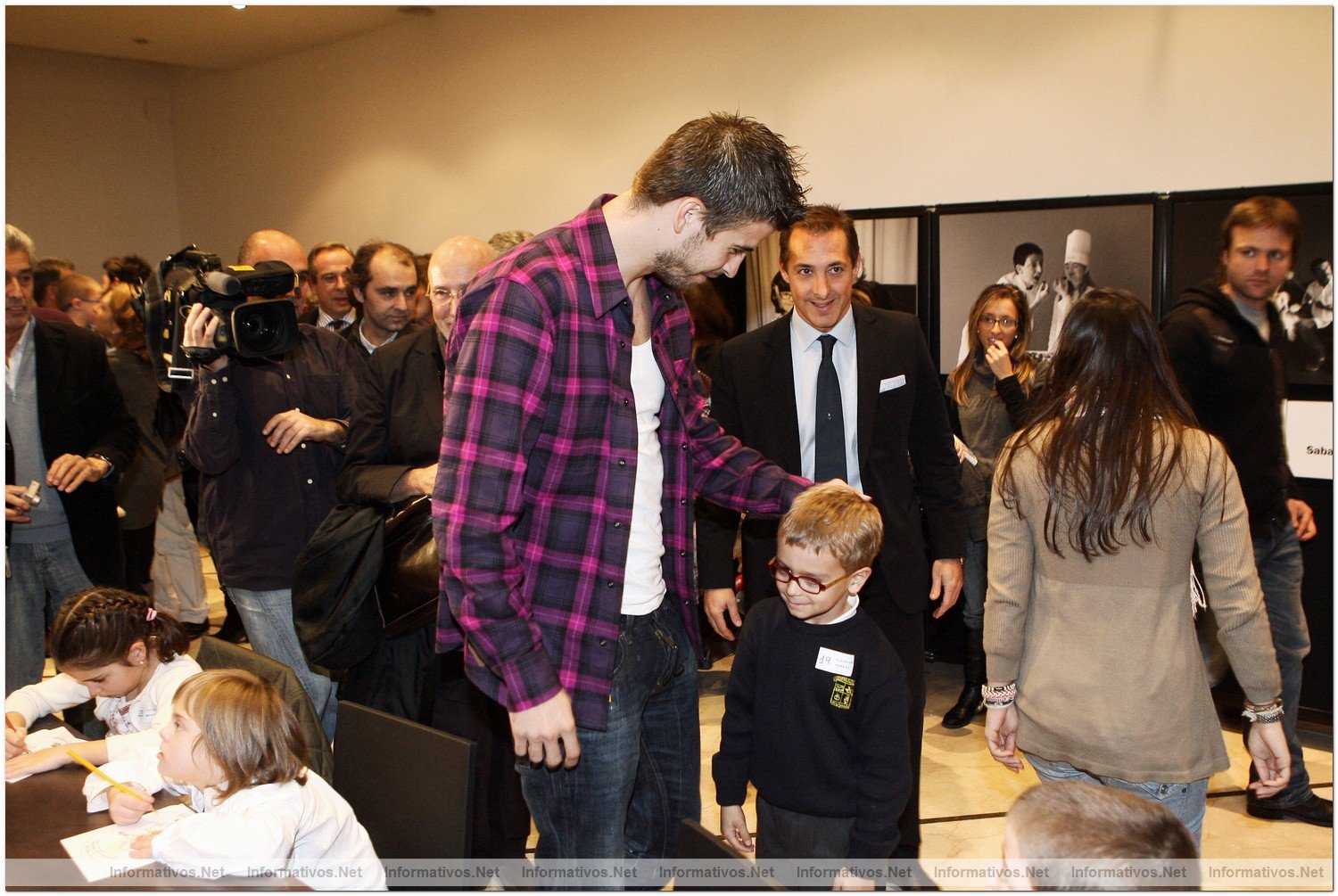 Presentaci�n del Calendario Talita 2010: Gerard Piqu� con los ni�os