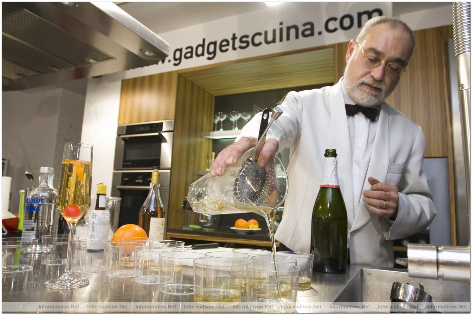 Los mejores cocteleros de la ciudad Condal -Boadas, Harry�s Bar, Ideal Cocktel Bar y Torre Rosa- han presentado sus propuestas de c�ctels con cava para estas Navidades en Gadgets & Cuina