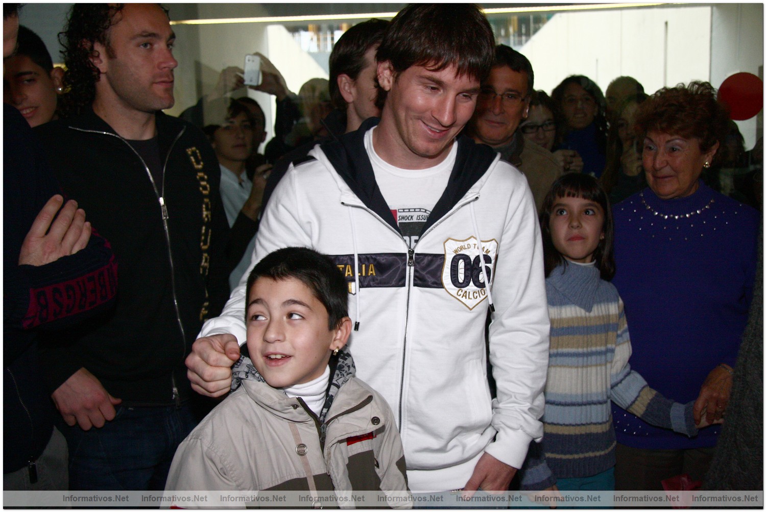 Leo Messi, Ibrahimovic e Inesta visitan a ni�os internados en centros hospitalarios