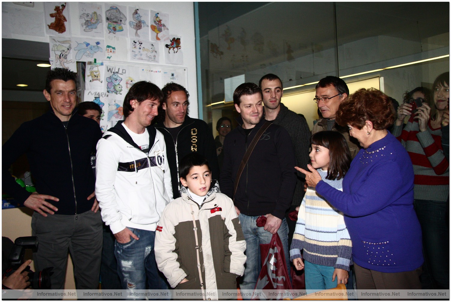 Leo Messi, Ibrahimovic e Inesta visitan a ni�os internados en centros hospitalarios