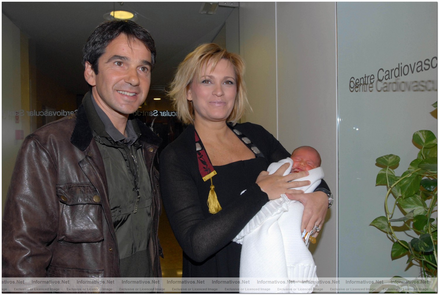 BCN23ENE010.- La soprano Ainhoa Arteta y su pareja, el jinete Jes�s Garmendia, presentaron ayer a Iker, primer hijo de la pareja