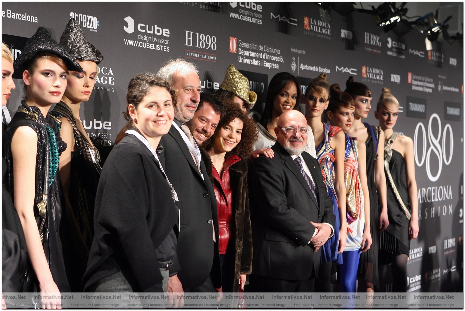 BCN26ENE010.- Pasarela Moda 080: Photocall tras los desfiles con Josep Huguet, Conseller de innovaci�n de la Generalitat de Catalu�a al frente