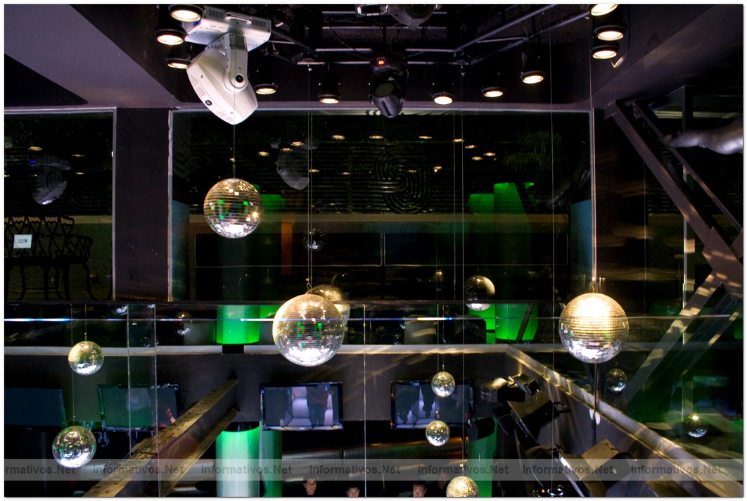 Club privado FEVER: ambiente de los a�os setentas y jugando con elementos esenciales de la �poca como espejos, luces, burbujas junto con una espectacular pista de baile