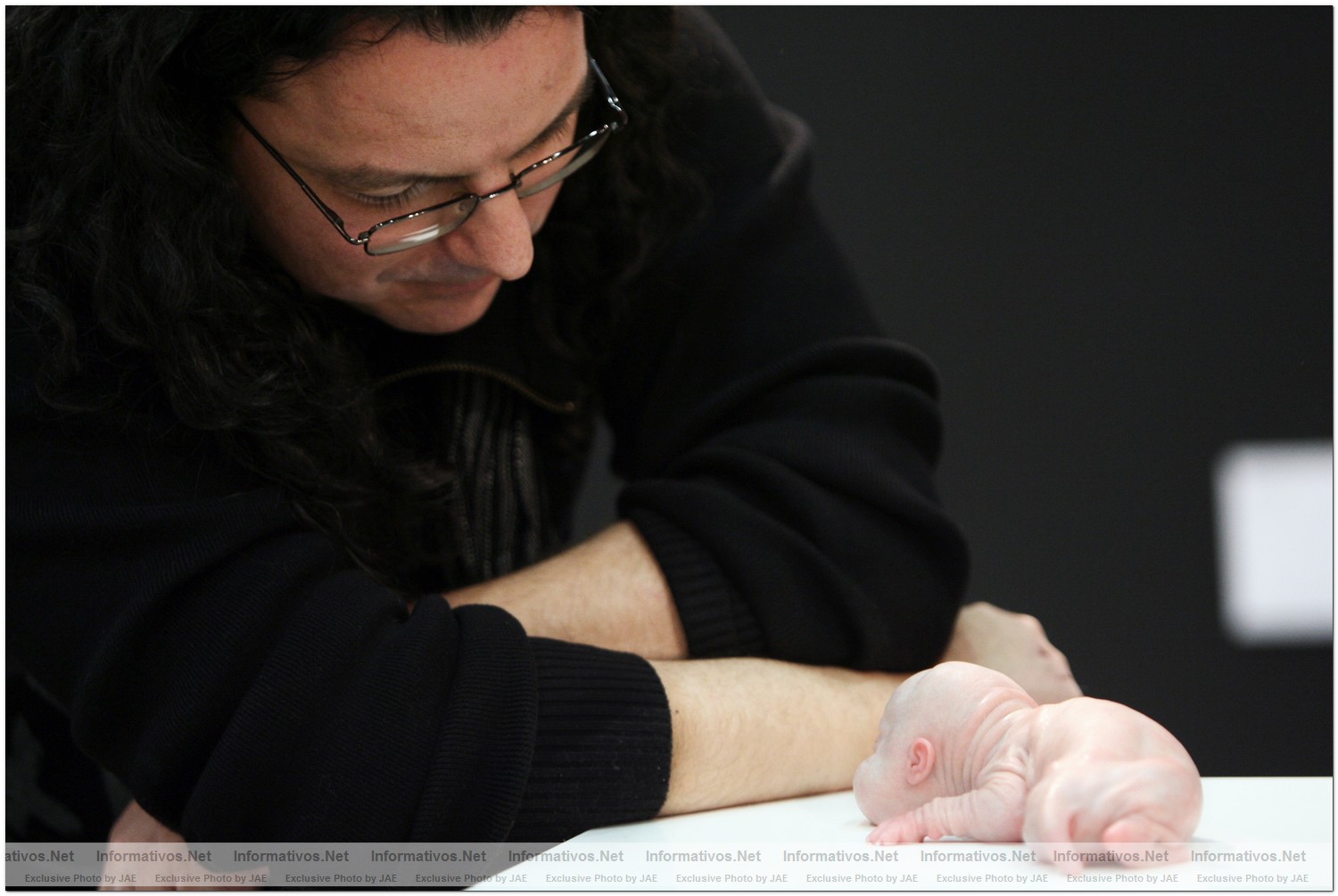 BCN12FEB010: Noe Serrano junto a su obra "El peque�o dictador"