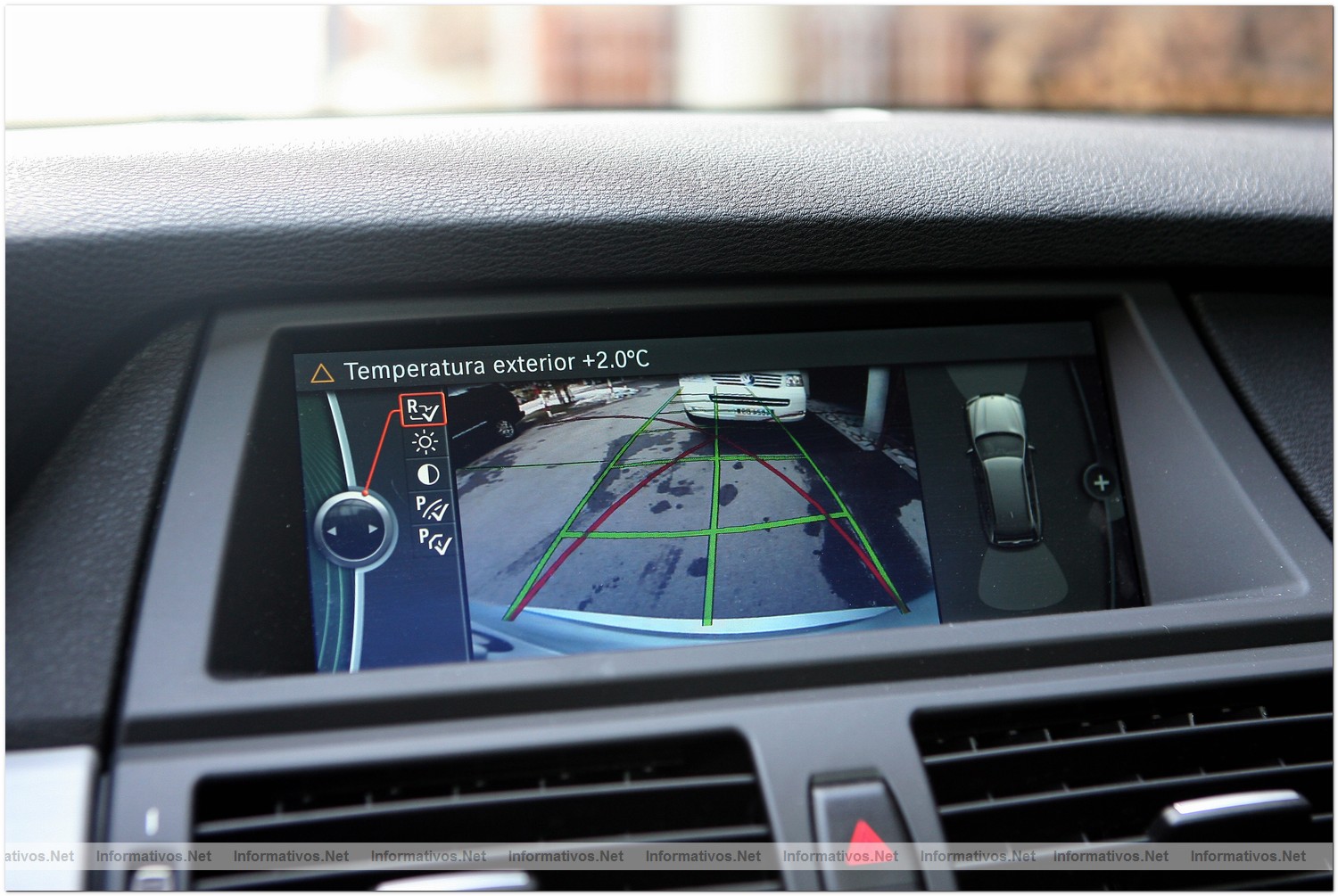 Baqueira (L�rida � Lleida) | 23FEB010.-  BMW X5 M, consola multimedia (en modo asistencia parking)