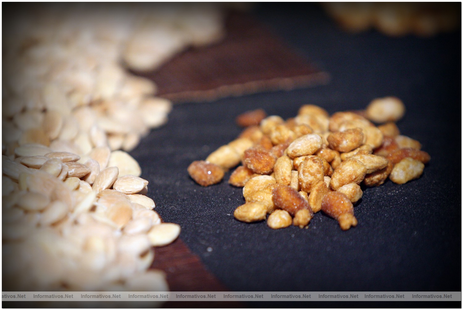 Proceso de elaboraci�n del chocolate con frutos secos por el maestro chocolatero Lindt, DavidPall�s. Una vez disuelto el az�car procedemos a echar las almendras poco a poco, mezcl�ndolas bien. TRUCO: para que no se peguen las almendras calentarlas un poco.