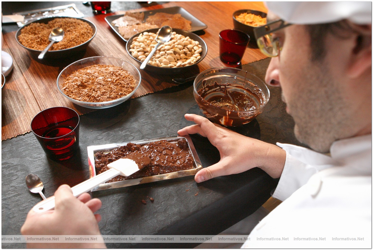 Proceso de elaboraci�n del chocolate con frutos secos por el maestro chocolatero Lindt, DavidPall�s.