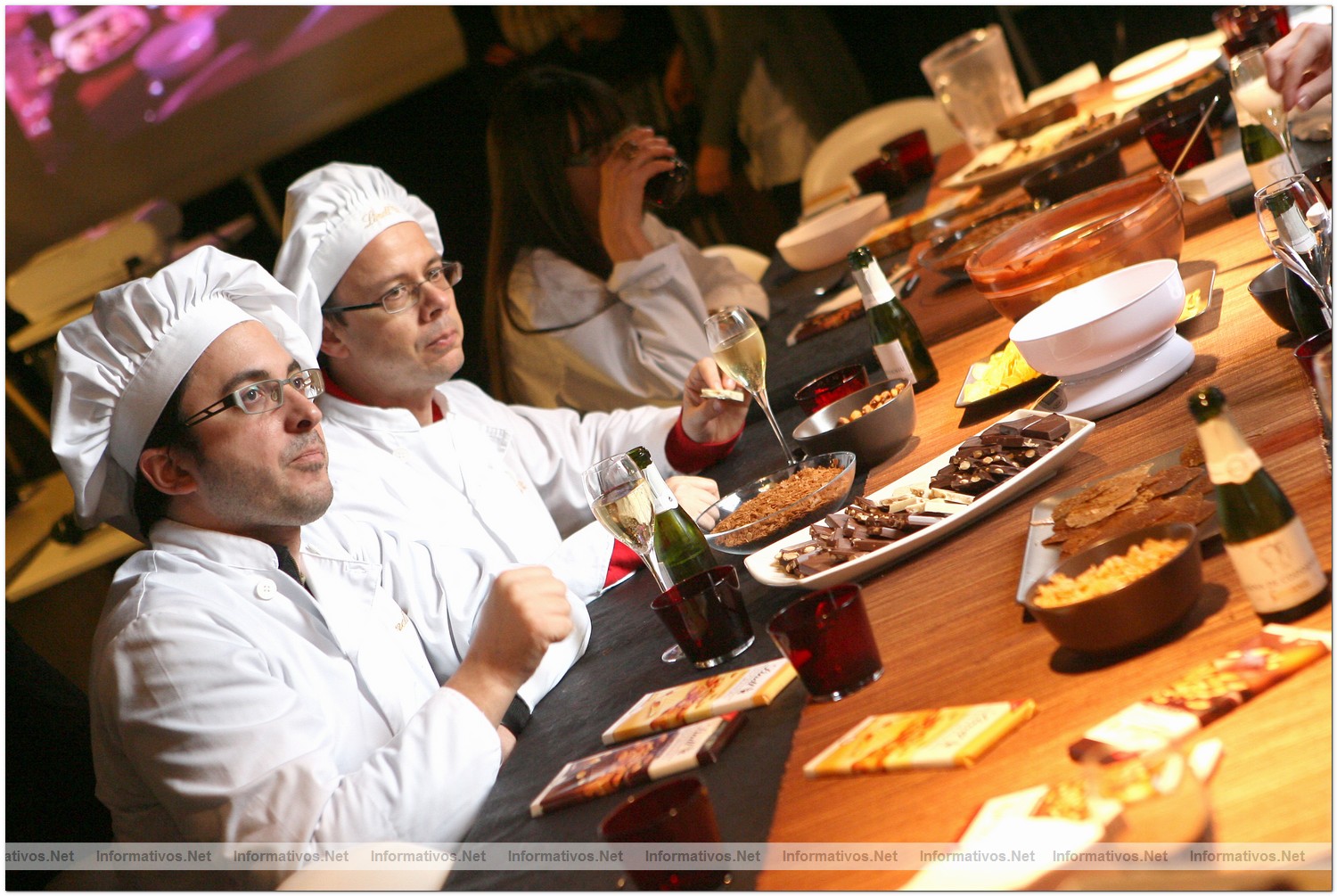 Proceso de elaboraci�n del chocolate con frutos secos por el maestro chocolatero Lindt, DavidPall�s.