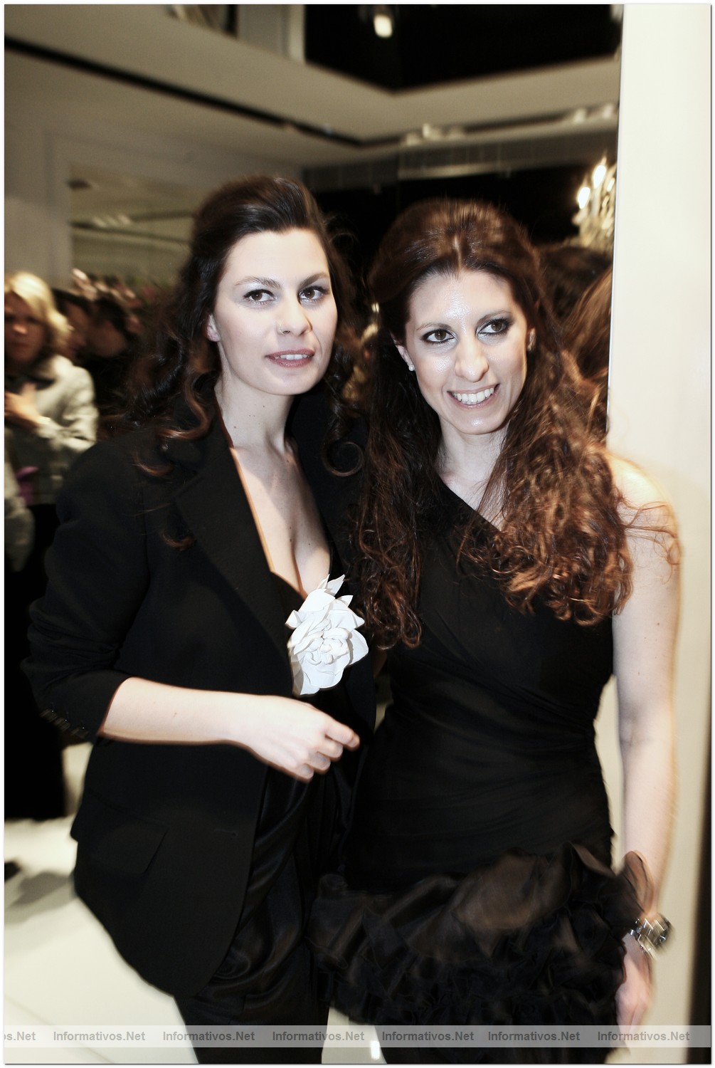 MAD11MAR010.- Inauguraci�n de Tot-Hom Madrid.  Alejandra y Andrea  Oses, hijas de Marta Rota