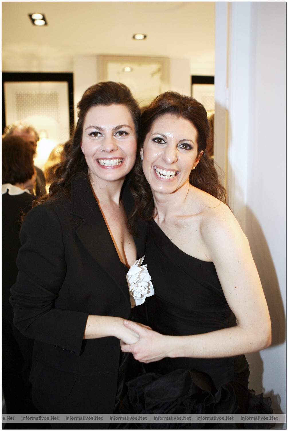 MAD11MAR010.- Inauguraci�n de Tot-Hom Madrid. Alejandra y Andrea Oses, de Tot-Hom.