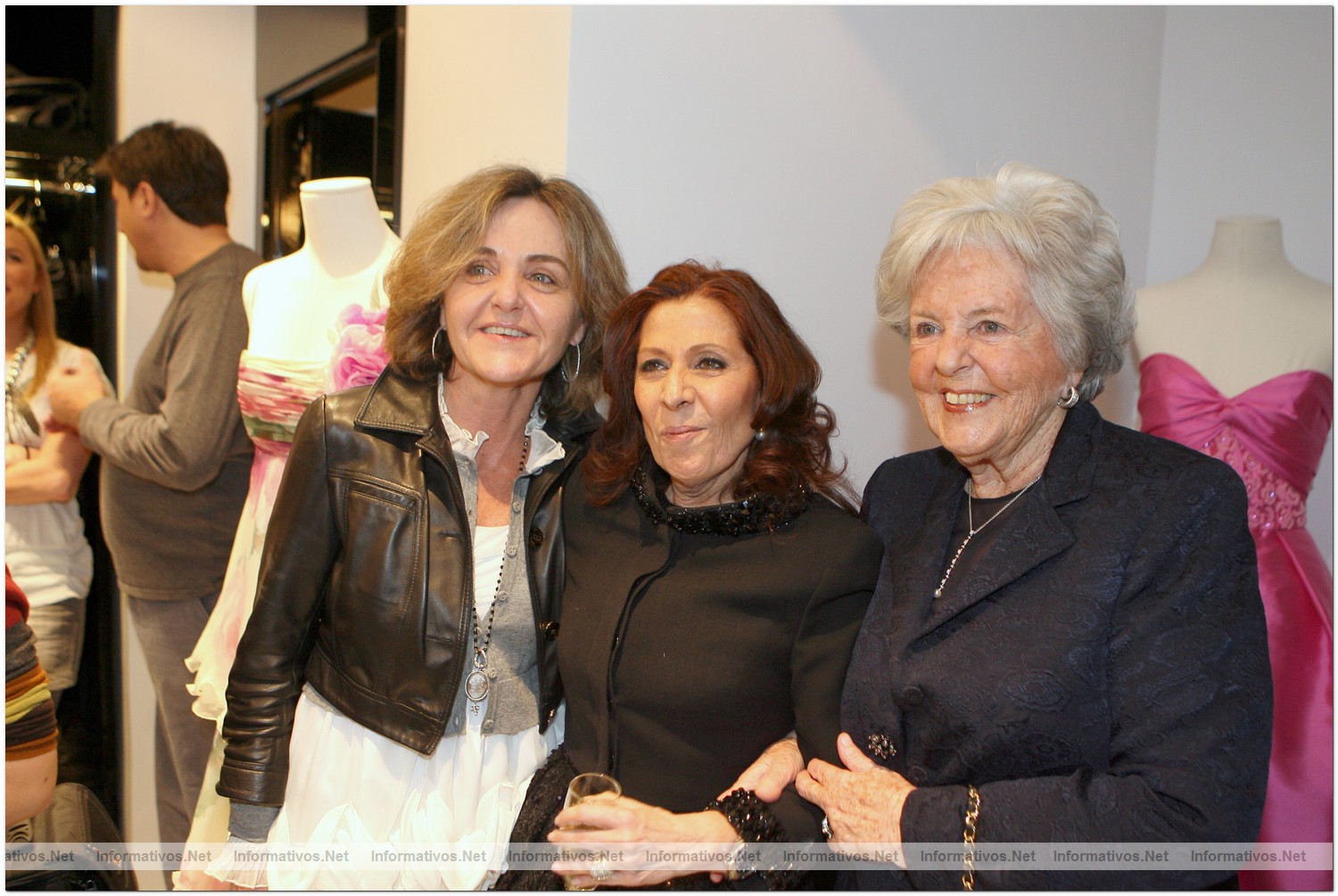 MAD11MAR010.- Inauguraci�n de Tot-Hom Madrid. Las clientas no quisieron perder la oportunidad de fotografiarse con la dise�adora Marta Rota.