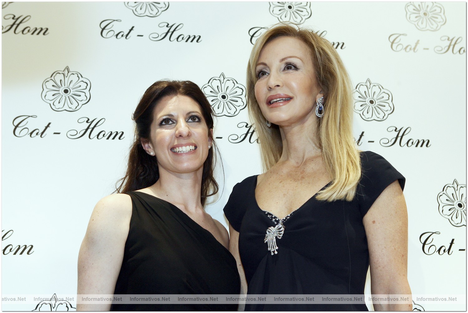 MAD11MAR010.- Inauguraci�n de Tot-Hom Madrid. Andrea Soses con la  'socialite' Carmen Lomana