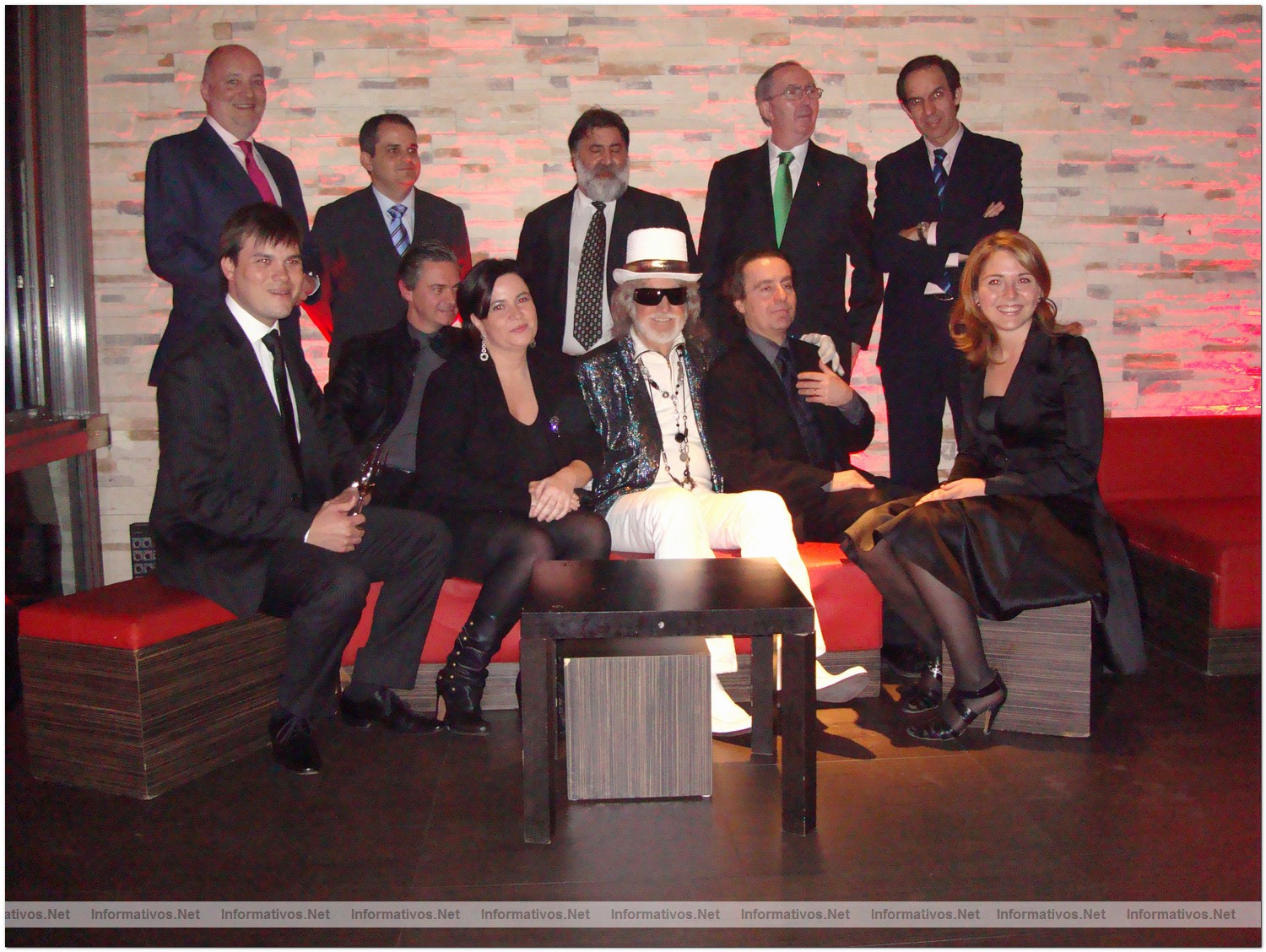 Presentaci�n del vino Valdubon X en Madrid: Josep Puigmart� con los 10 creadores del vino
