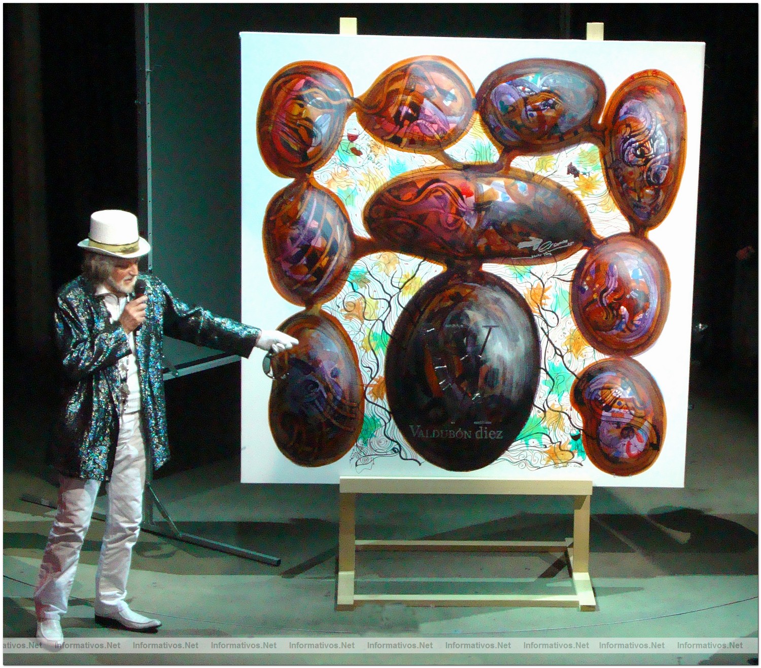 Presentaci�n del vino Valdubon X en Madrid: Josep Puigmart� en la presentaci�n de su obra de 2x2 m. "Discover the X"