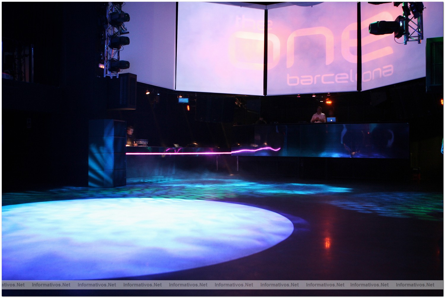 BCN04MAR010.- Inauguraci�n de "The One" Club Barcelona. Planta baja