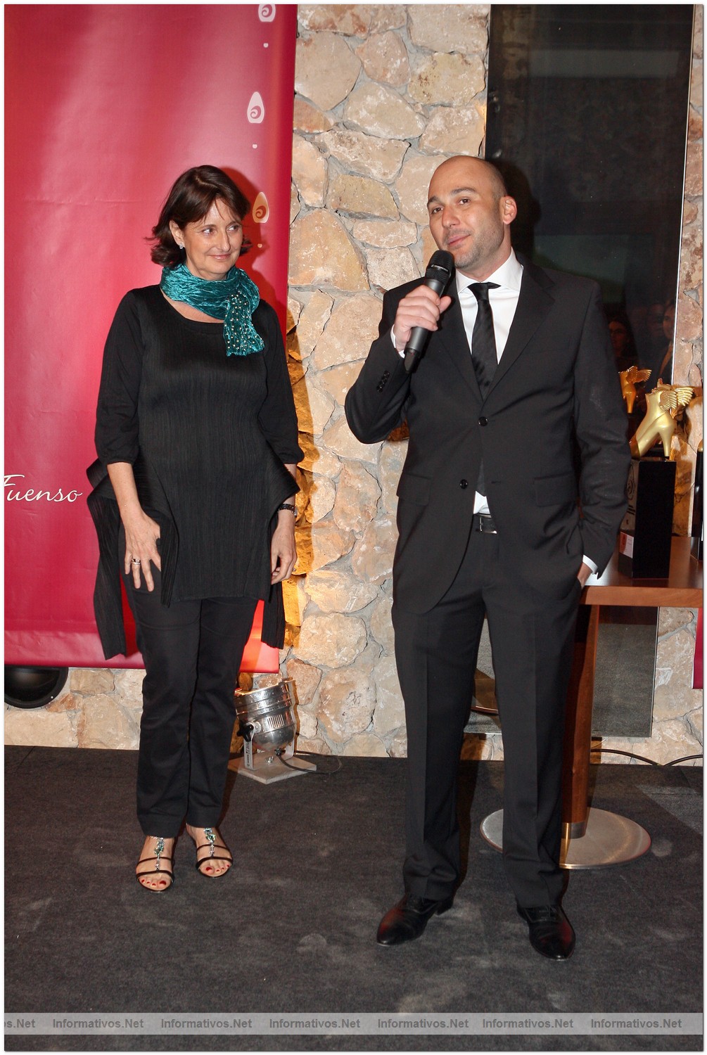 12ABR010.Calvia - Mallorca.- Fuenso Internacional Shoes Design Award 2010. Elena Serra, Dir. Comunicaci�n Natura Bisse y Quique D�az, en representaci�n de �rsula Mascar� Premio �Cuidado�
