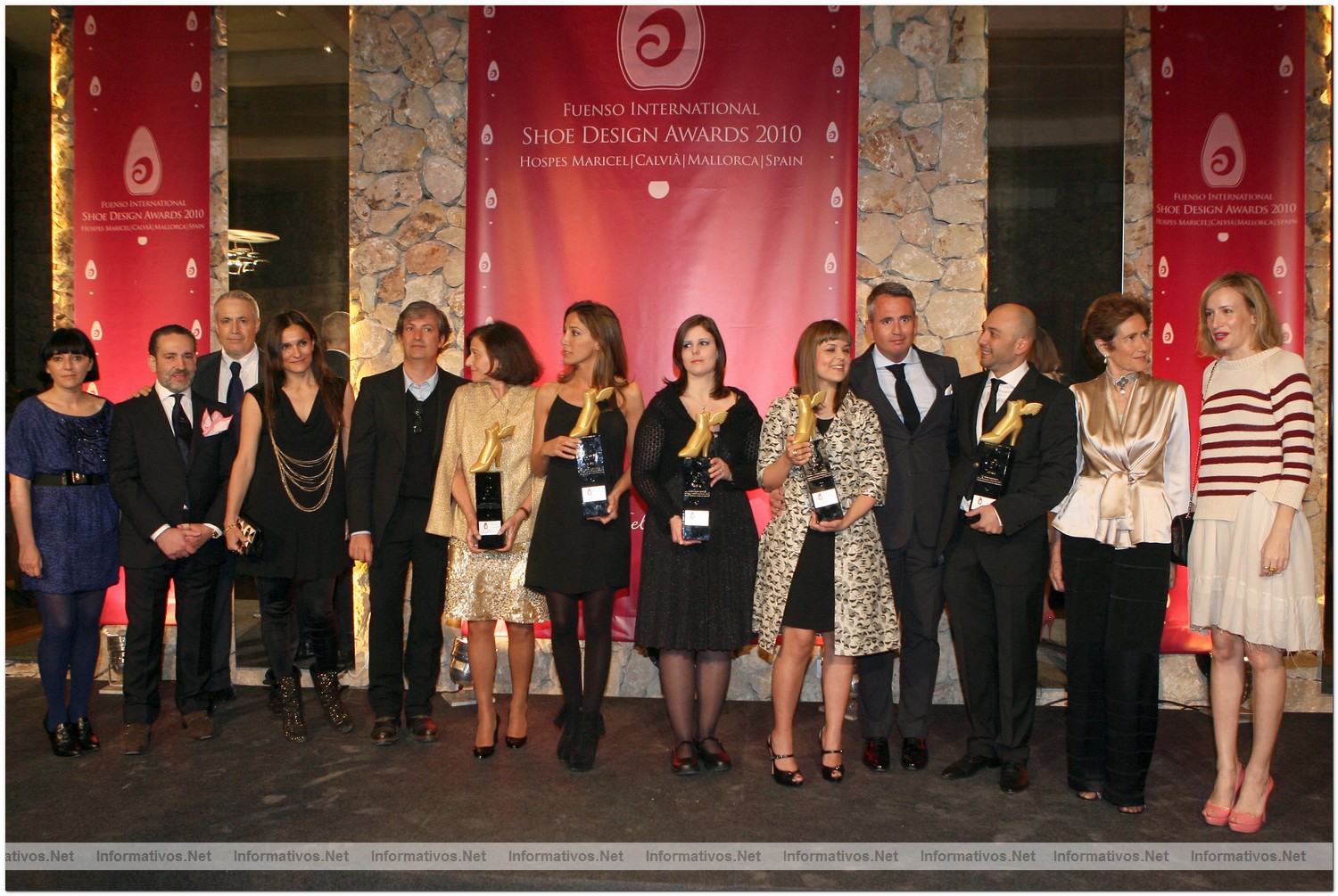 12ABR010.Calvia - Mallorca.- Fuenso Internacional Shoes Design Award 2010. Foto de Familia con el jurado y los premiados