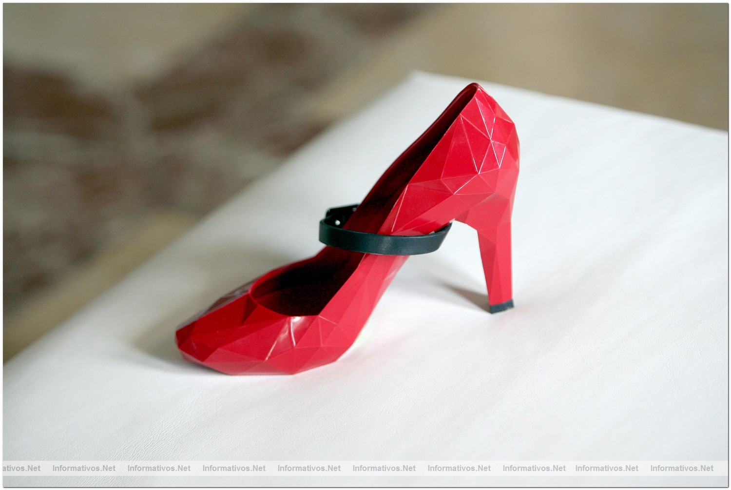 12ABR010.Calvia - Mallorca.- Fuenso Internacional Shoes Design Award 2010: Zapato de United Nude