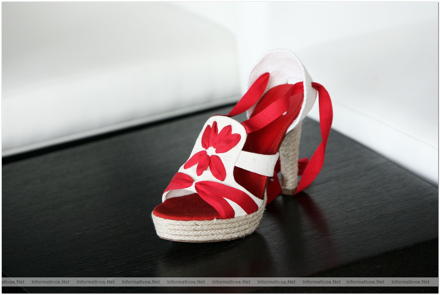 12ABR010.Calvia - Mallorca.- Fuenso Internacional Shoes Design Award 2010: Zapato de Casta�er