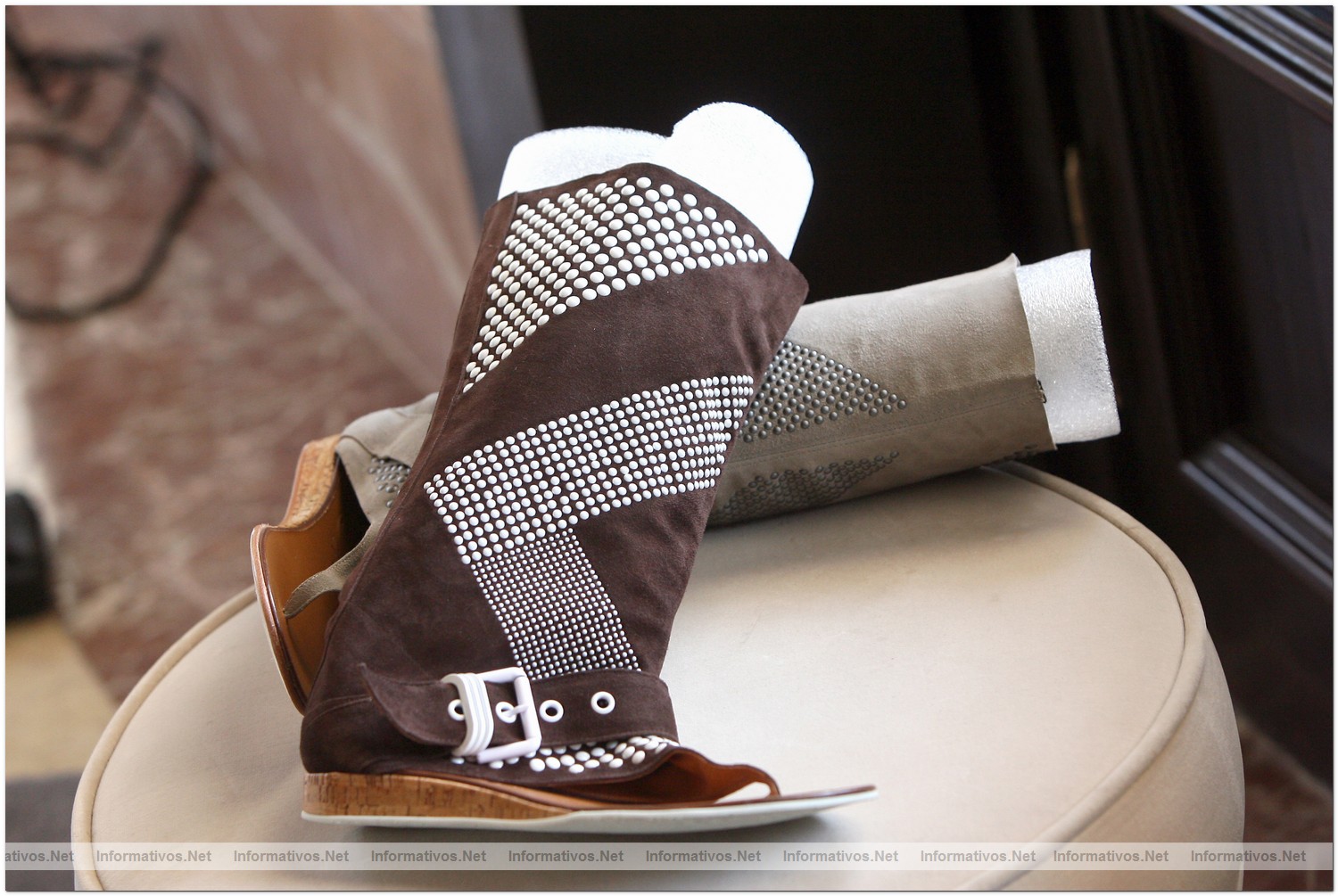12ABR010.Calvia - Mallorca.- Fuenso Internacional Shoes Design Award 2010: Botas de Ras