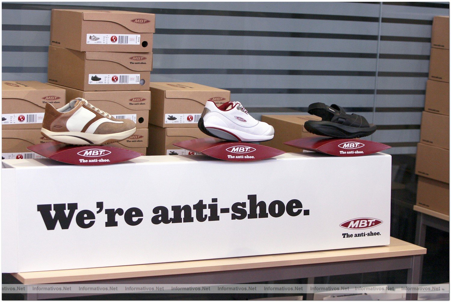 12ABR010.Calvia - Mallorca.- Prueba din�mica del calzado MBT con David Bustos, atleta de medio fondo.