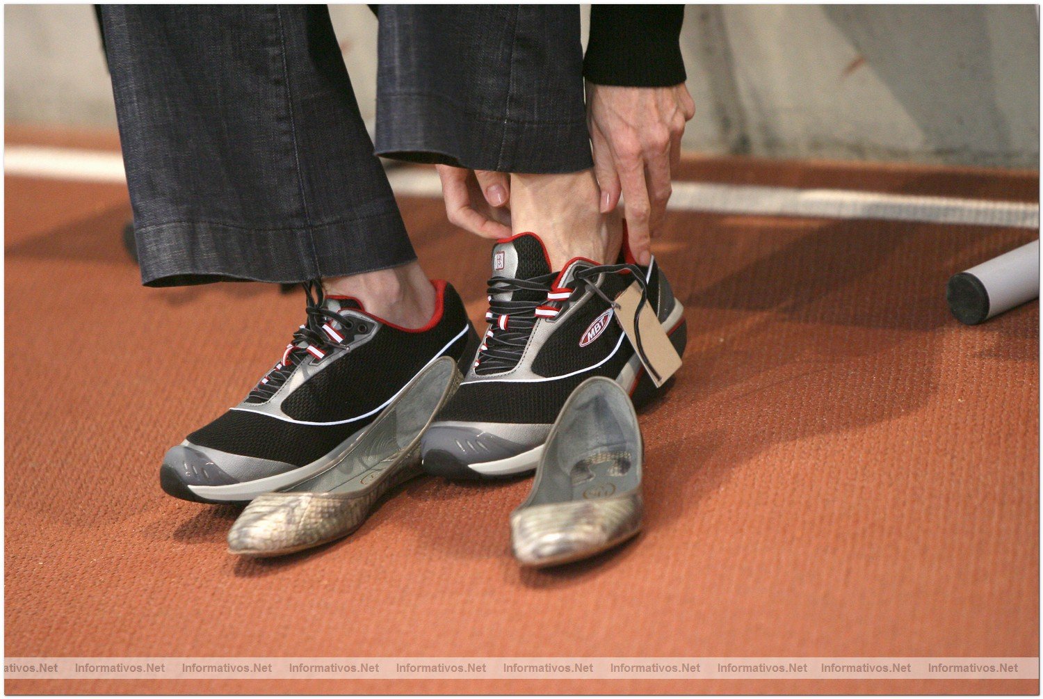 12ABR010.Calvia - Mallorca.- Prueba din�mica del calzado MBT con David Bustos, atleta de medio fondo.