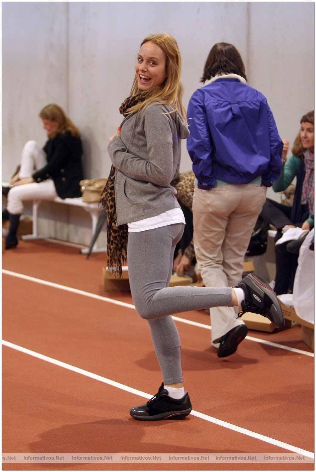 12ABR010.Calvia - Mallorca.- Prueba din�mica del calzado MBT con David Bustos, atleta de medio fondo.