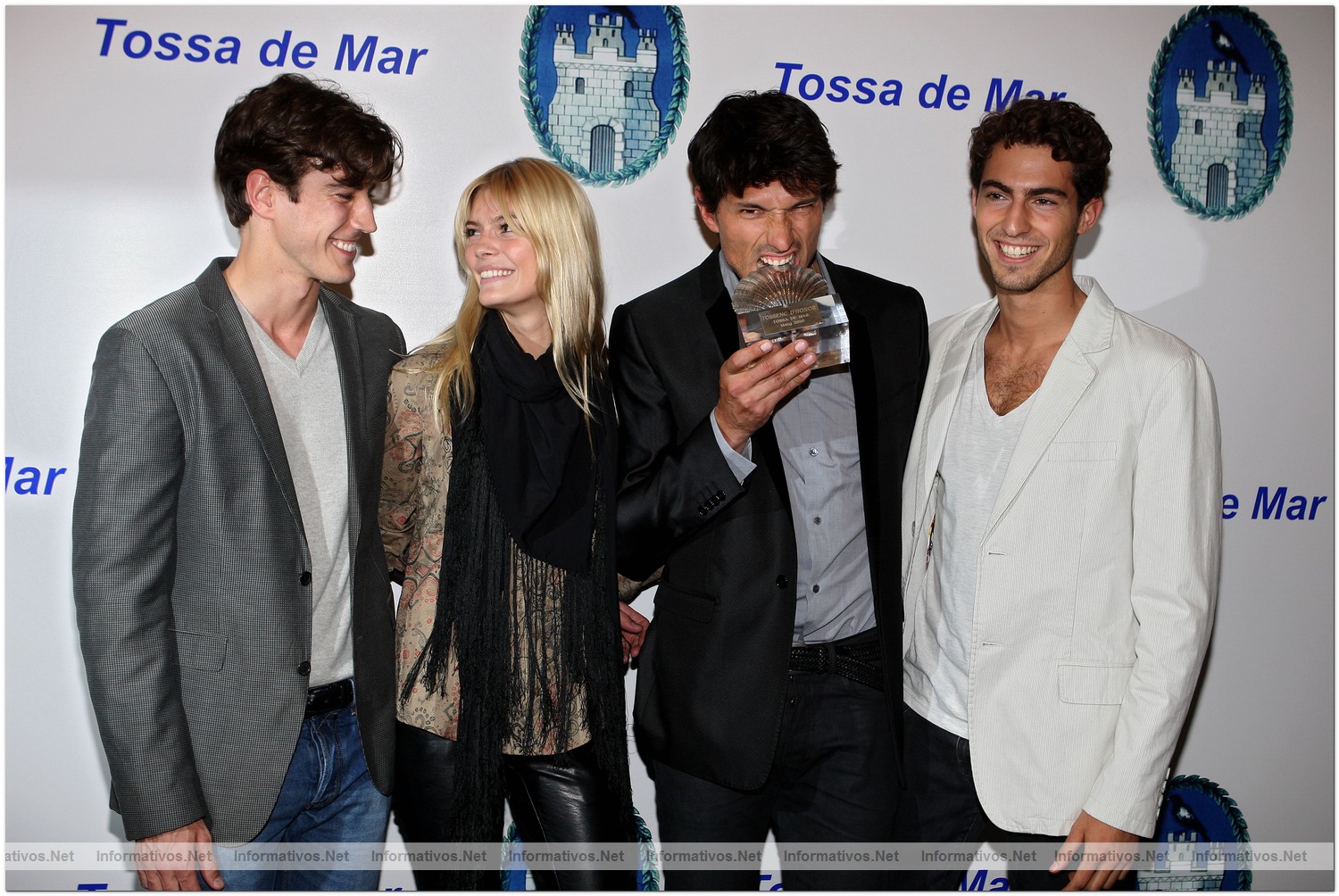 Tossa de Mar, 15 de mayo de 2010.- Andr�s Velencoso recibe la distinci�n �Tossenc d�Honor�: Oriol Elcacho, CristinaTossio, Andr�s Velencoso y Antonio Navas