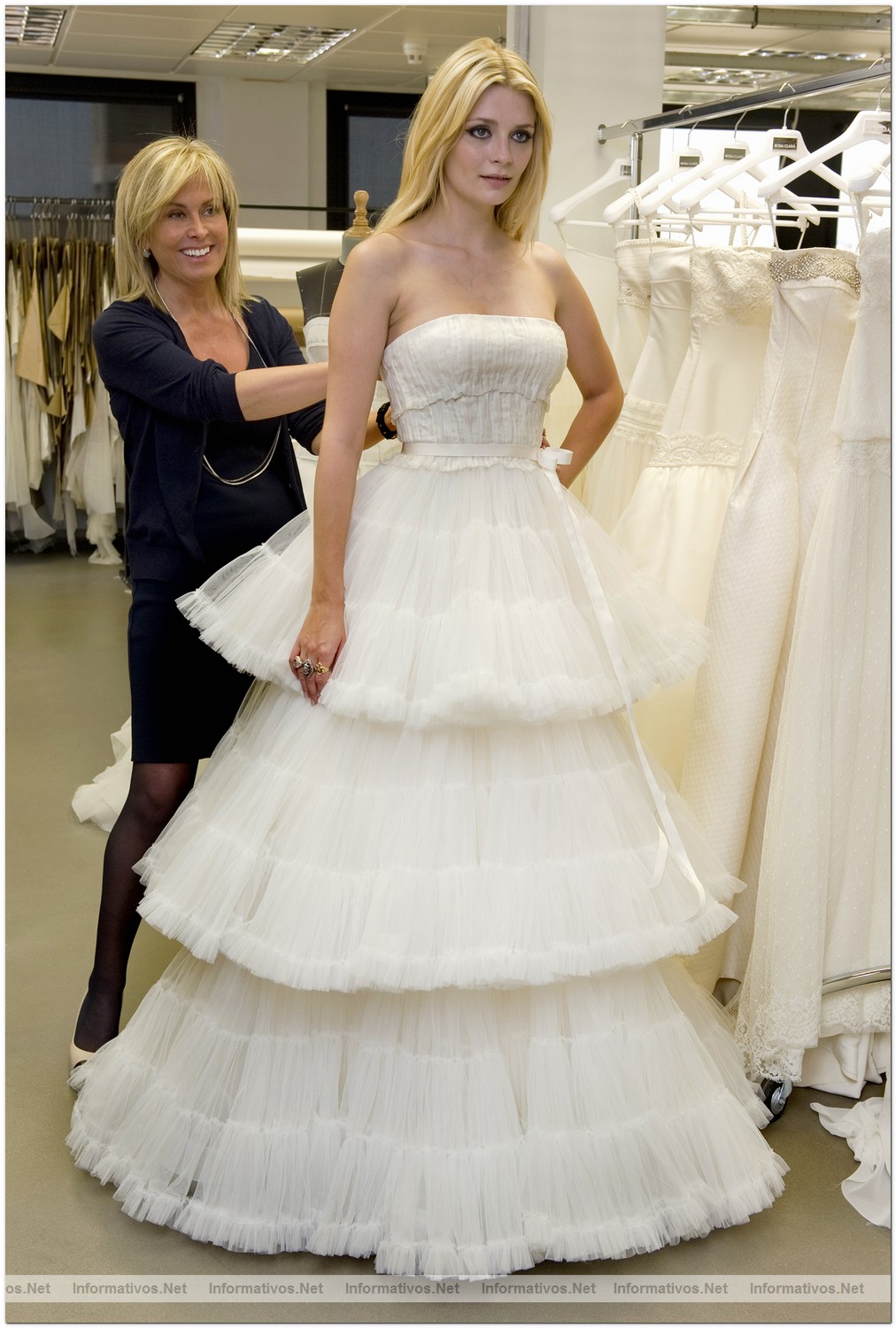BCN17MAY010.- La actriz internacional Mischa Barton se viste de blanco por Rosa Clar� en el fitting previo al primer desfile de la Bridal Week