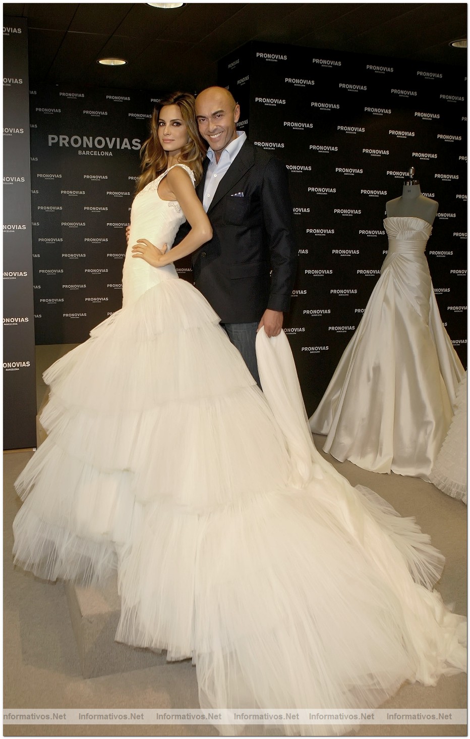 BCN17MAY010.- Manuel Mota da los �ltimos retoques a la nueva colecci�n de Pronovias con Ariadne Artiles