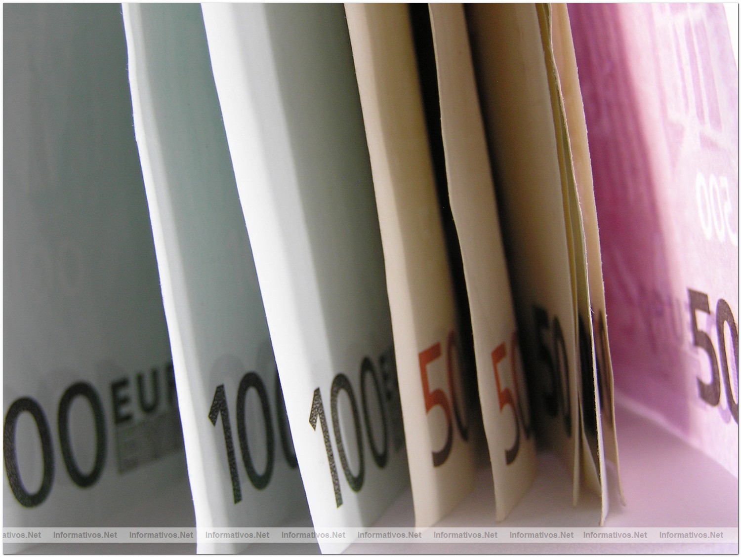 Una caracter�stica esencial de todo billete es la multiplicidad de sus elementos de seguridad: pasta de papel especial, marcas de agua, l�minas de luz ultravioleta, dise�os detallados...
