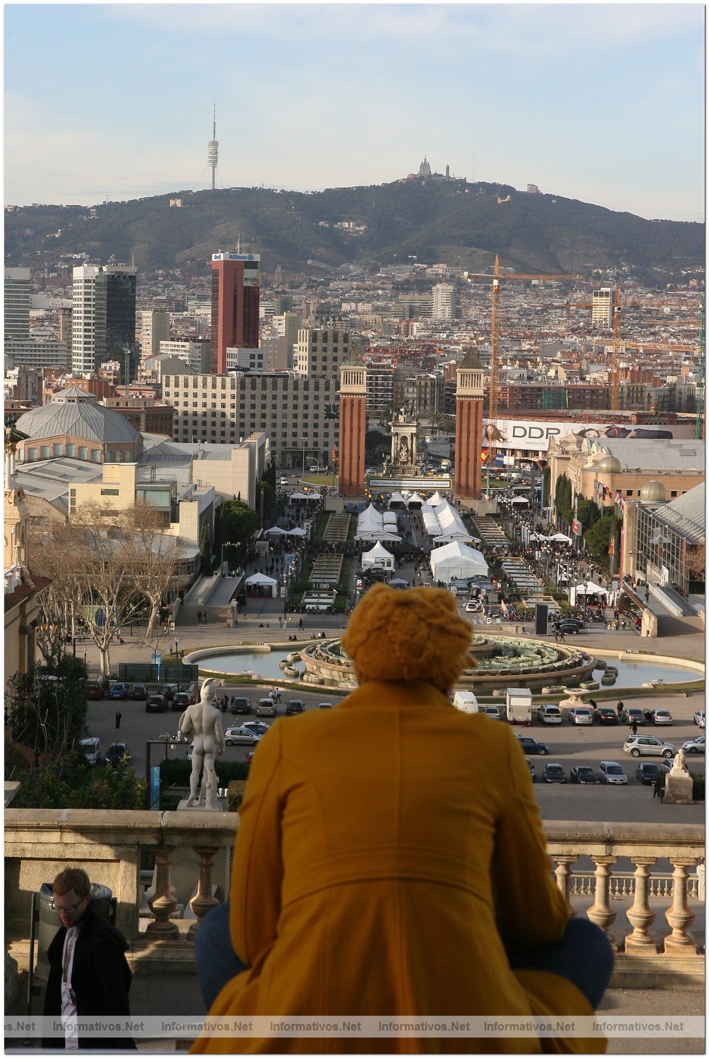 Una joven observa Barcelona desde el Palacio Nacional de Montjuic