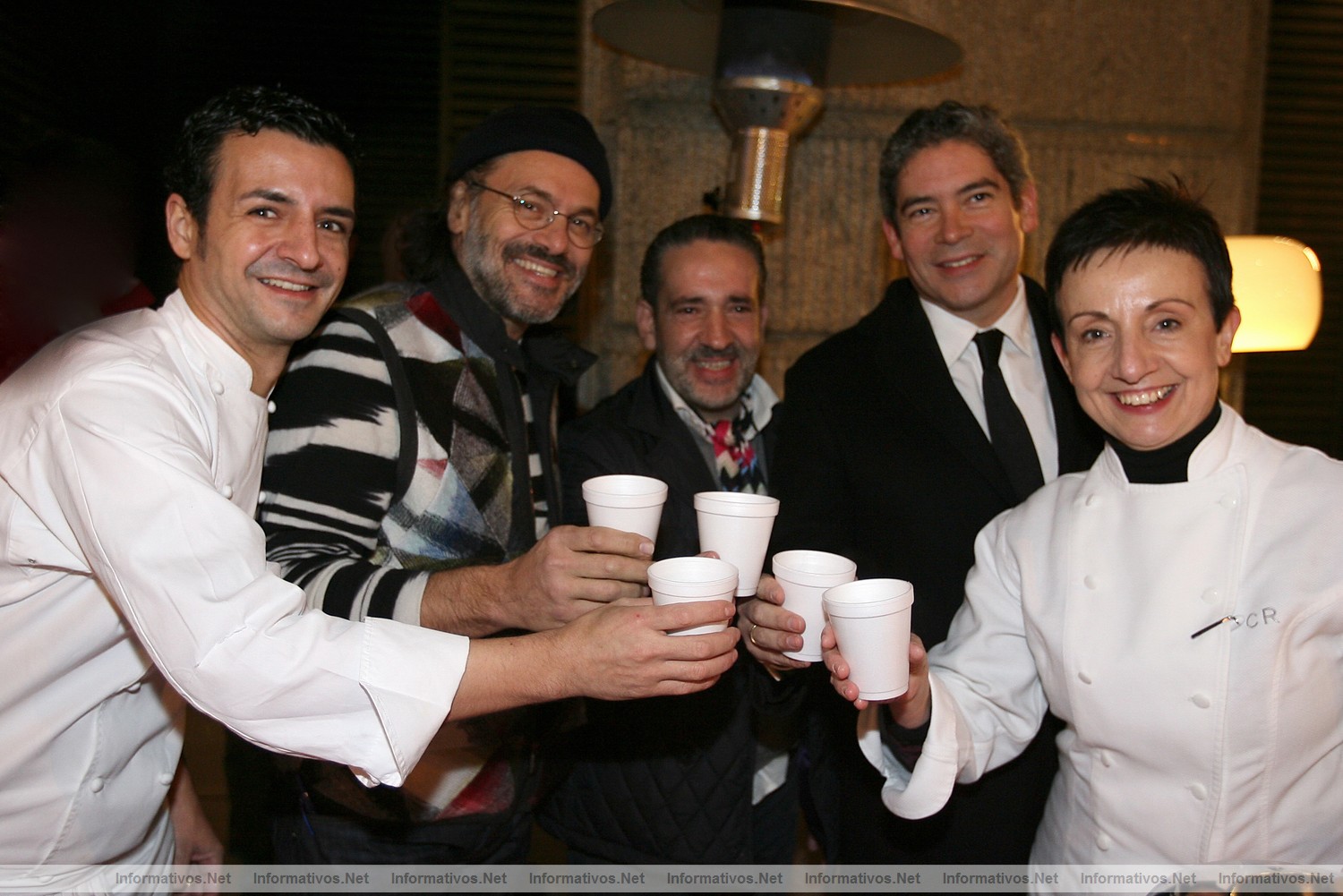 BCN2DIC010.- The Shopping Night Barcelona: Carme Ruscalleda y su hijo Ra�l Balam, con Luca Missoni, el artista dEmo y Boris Izaguirre