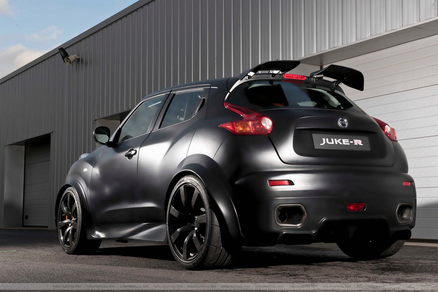 El Juke-R ha sido creado en Gran Bretaña, desarrollado por Nissan y construido  por el equipo de competición RML con el apoyo del Centro Técnico de Nissan en  Europa (NTC-E).