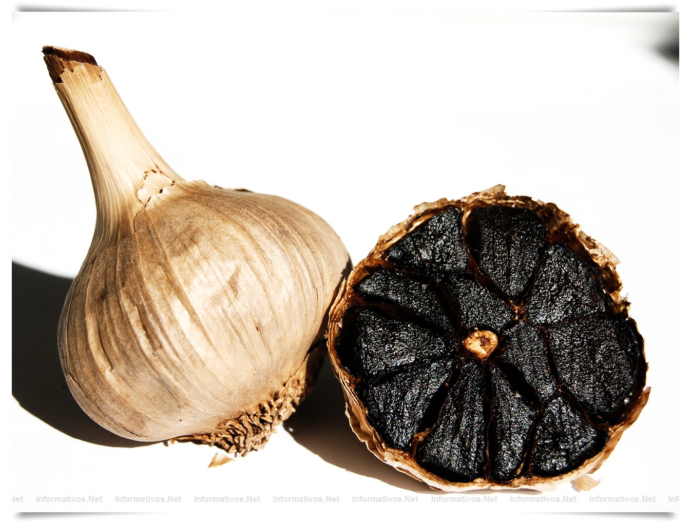 ‘Black Allium’, ajos negros 100% españoles. Se obtiene tras someter al ajo morado de las Pedroñeras a una serie de procesos industriales -libres de aditivos, ingredientes o alteraciones que no sean las propias de un proceso de combinación de tiempo, temperatura y humedad- desarrollados por Innofood by Neuron tras un año de investigaciones. El resultado: un ajo completamente negro con unas características organolépticas (sabor, textura, color y olor) y nutricionales totalmente nuevas y diferentes en comparación a un ajo fresco.