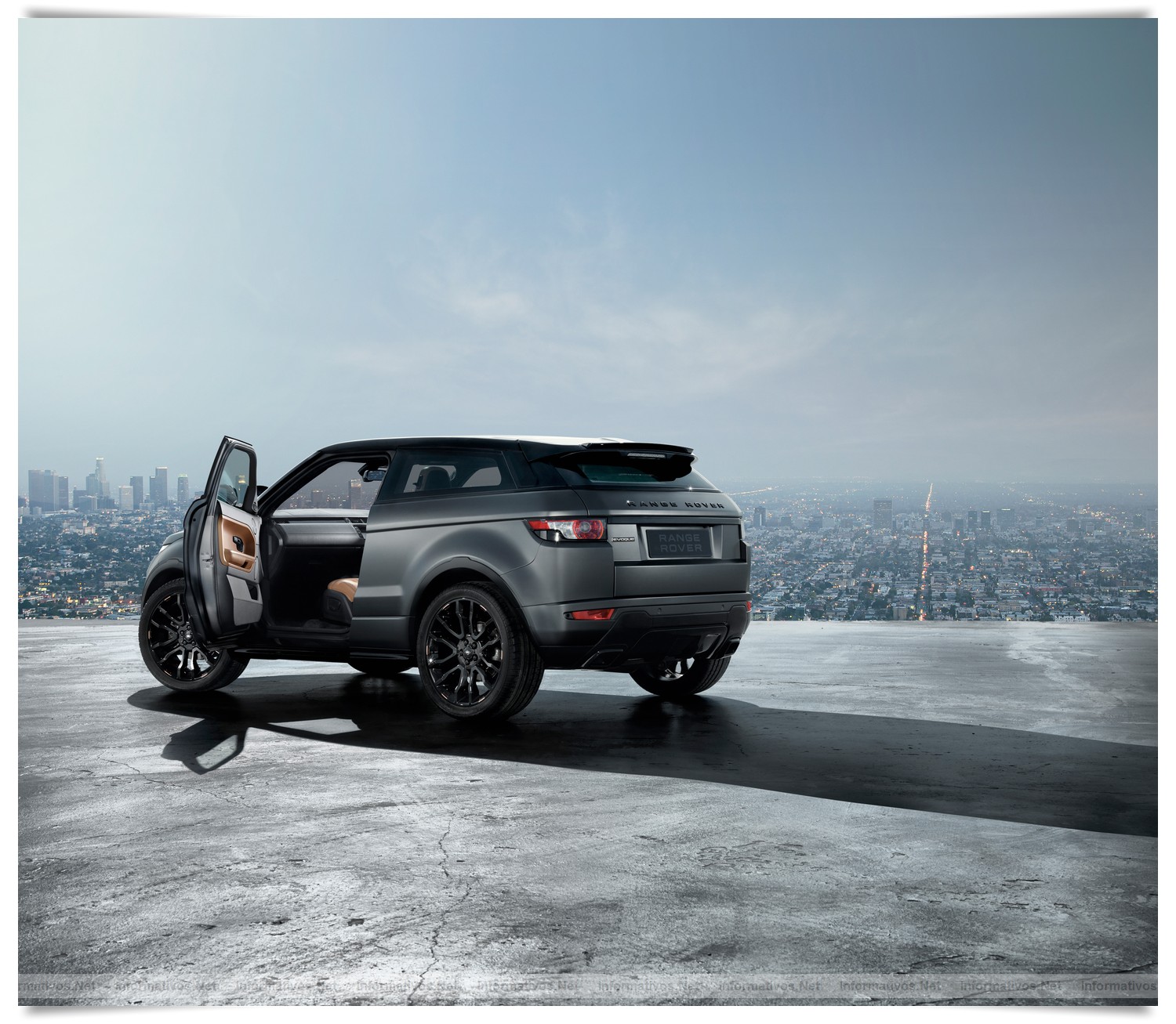 Victoria Beckham y Land Rover presentan el Range Rover Evoque Special Edition. Está pintado a mano en acabado mate