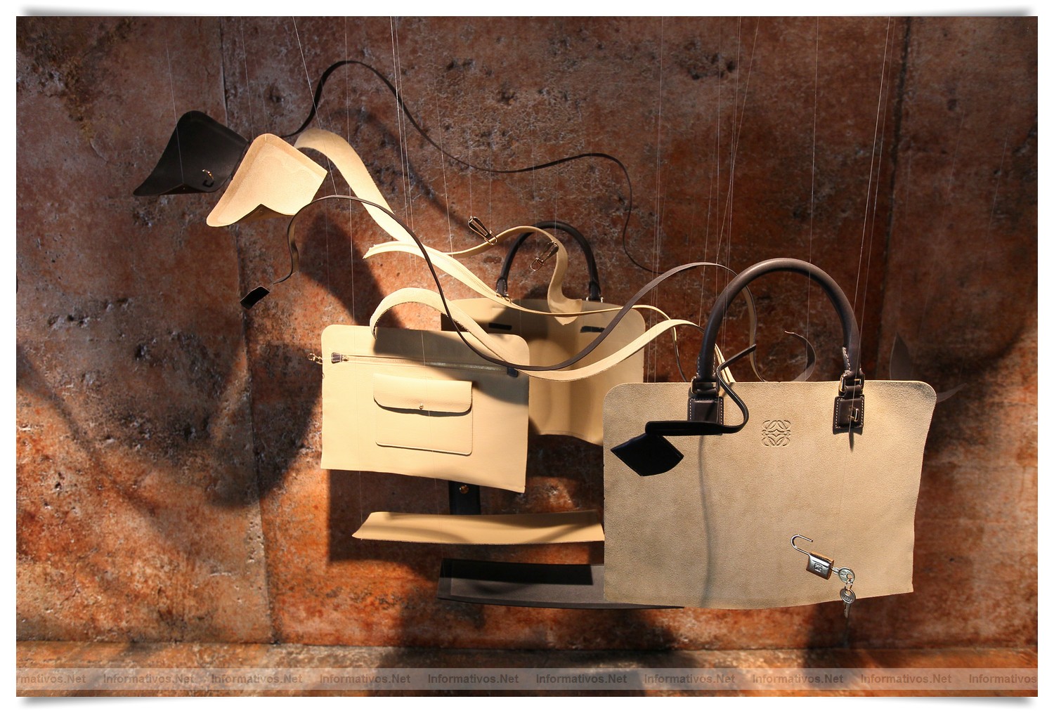 BCN24ABRIL012.- La Galería Loewe recoge toda la esencia de la firma española en un espacio fascinante en el Pº de Gracia de Barcelona. Despiece del modelo Amazona: 62 piezas, ensambladas artesanalmente