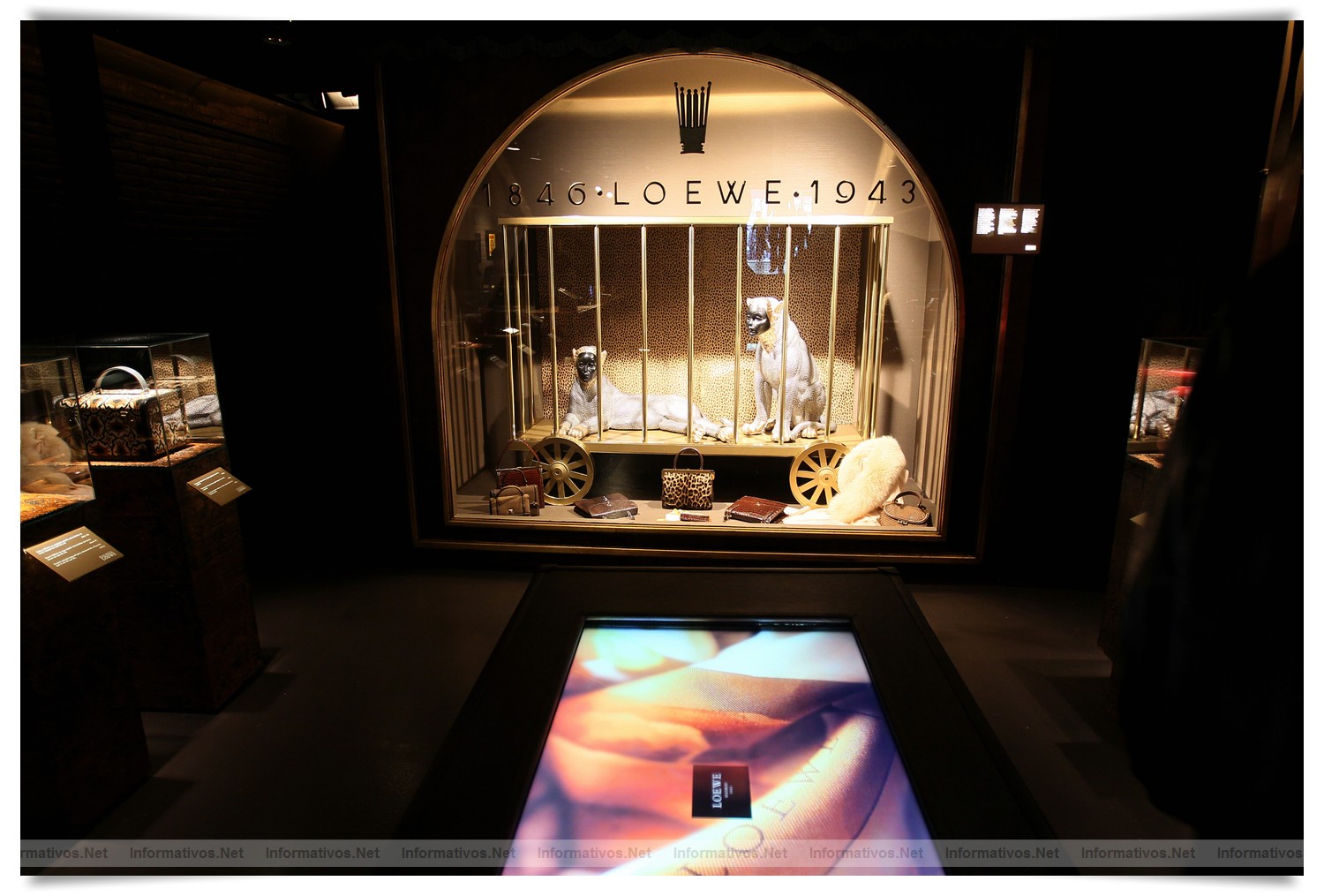 BCN24ABRIL012.- La Galería Loewe recoge toda la esencia de la firma española en un espacio fascinante en el Pº de Gracia de Barcelona. Recreación del escaparate de 1943 con las panteras enjauladas  creado por José Pérez de Rozas, director creativo de Loewe desde ese año hasta 1978