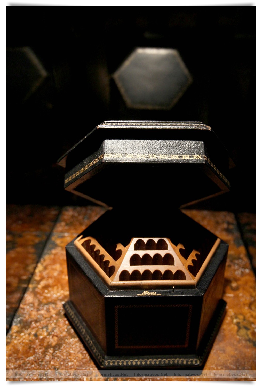 BCN24ABRIL012.- La Galería Loewe recoge toda la esencia de la firma española en un espacio fascinante en el Pº de Gracia de Barcelona. Caja de música y cigarrera en madera y piel ecrasé con filigranas en pan de oro. Año 1912.