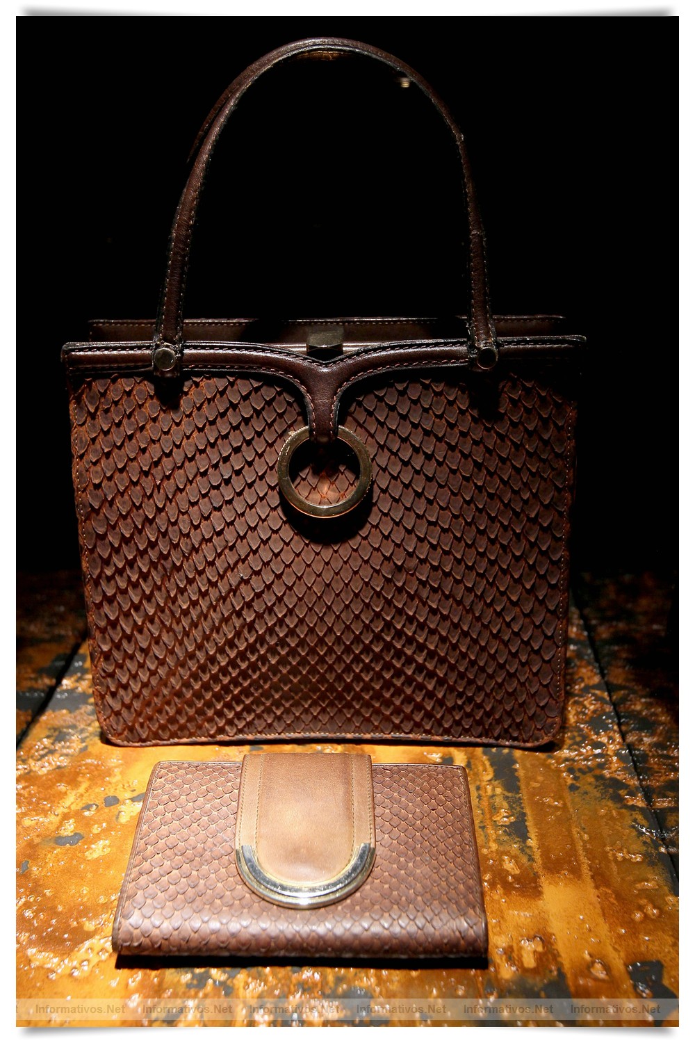 BCN24ABRIL012.- La Galería Loewe recoge toda la esencia de la firma española en un espacio fascinante en el Pº de Gracia de Barcelona. Bolso y billetero en piel de serpiente rasgada, caraterística de Loewe entre los años 50-60