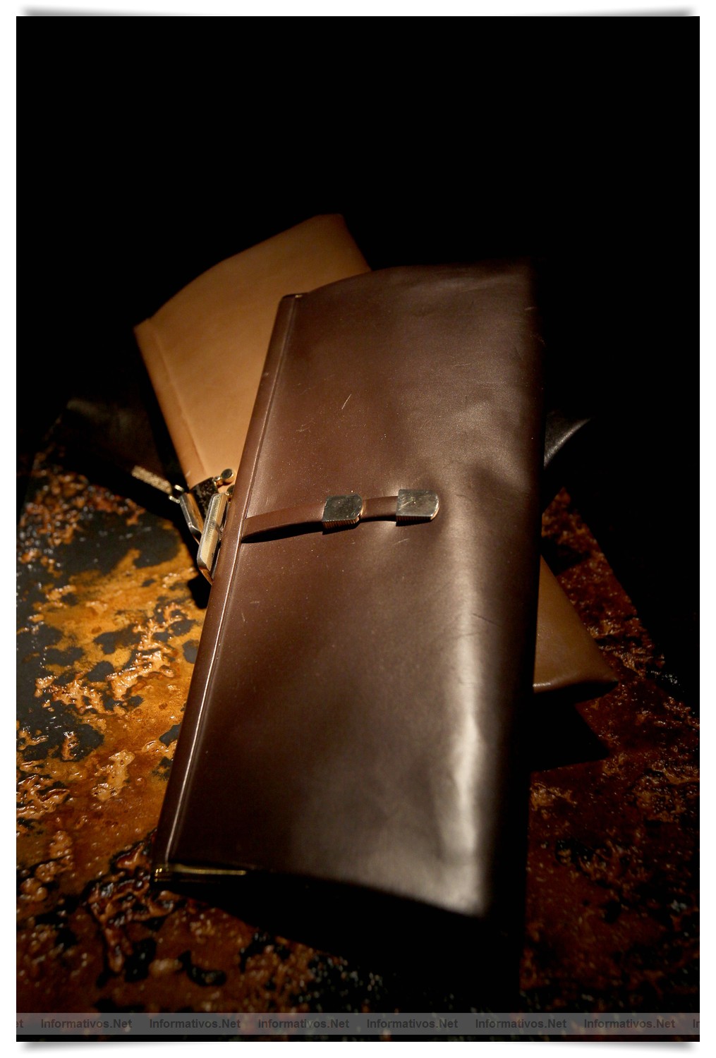 BCN24ABRIL012.- La Galería Loewe recoge toda la esencia de la firma española en un espacio fascinante en el Pº de Gracia de Barcelona. Una cartera de mano, objeto de deseo de todas las mujeres en los años 60
