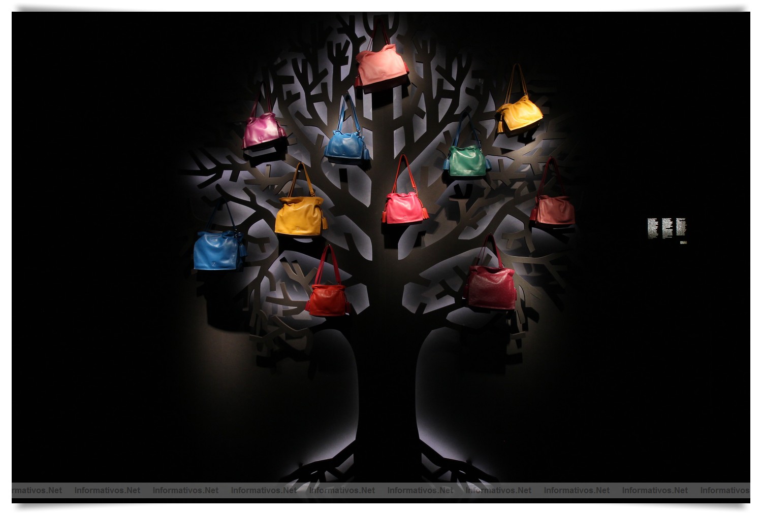 BCN24ABRIL012.- La Galería Loewe recoge toda la esencia de la firma española en un espacio fascinante en el Pº de Gracia de Barcelona. ärbol con las diferentes texturas de las pieles de Loewe; se confeccionan con la piel de un cordero muy especial que se cría en el norte de España, en los Pirineo. Los artesanos de Loewe pulen la napa a mano consiguiendo un tacto único. De ahí, sólo el 5% de la piel tratada llega a convertirse en 'Napa Loewe' para confección de producto.