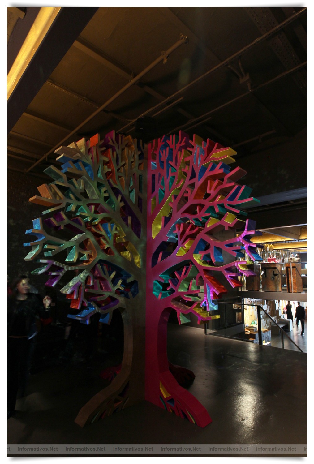 BCN24ABRIL012.- La Galería Loewe recoge toda la esencia de la firma española en un espacio fascinante en el Pº de Gracia de Barcelona. ärbol con las diferentes texturas de las pieles de Loewe; se confeccionan con la piel de un cordero muy especial que se cría en el norte de España, en los Pirineo. Los artesanos de Loewe pulen la napa a mano consiguiendo un tacto único. De ahí, sólo el 5% de la piel tratada llega a convertirse en 'Napa Loewe' para confección de producto.