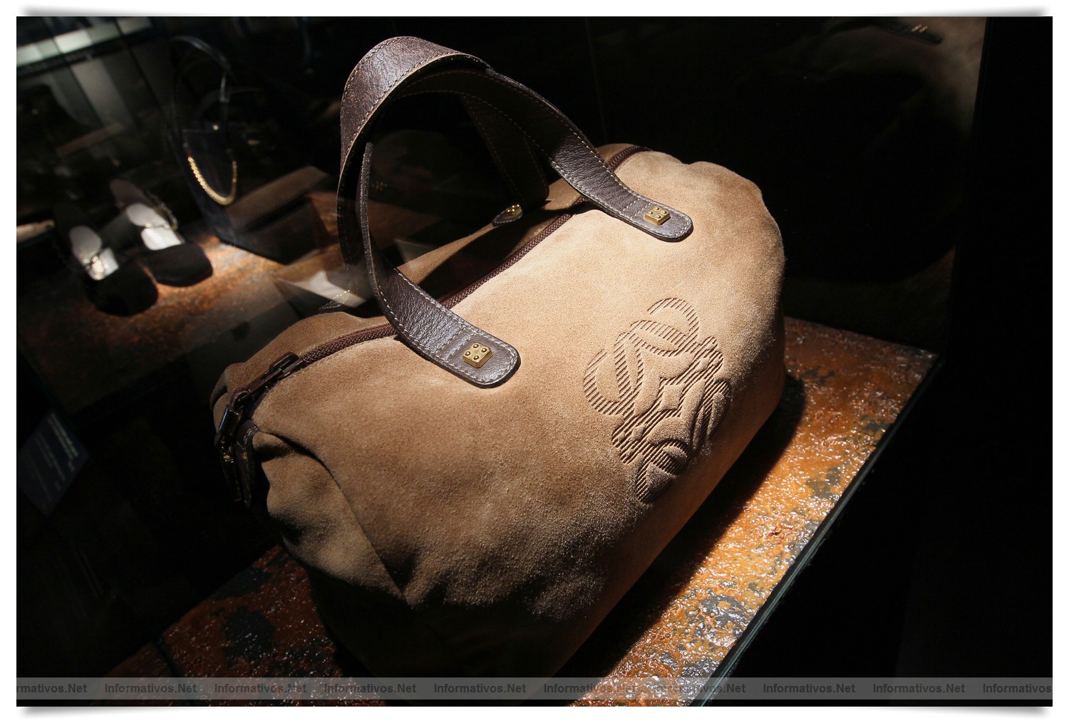 BCN24ABRIL012.- La Galería Loewe recoge toda la esencia de la firma española en un espacio fascinante en el Pº de Gracia de Barcelona. Colección 'ante oro' de 1974