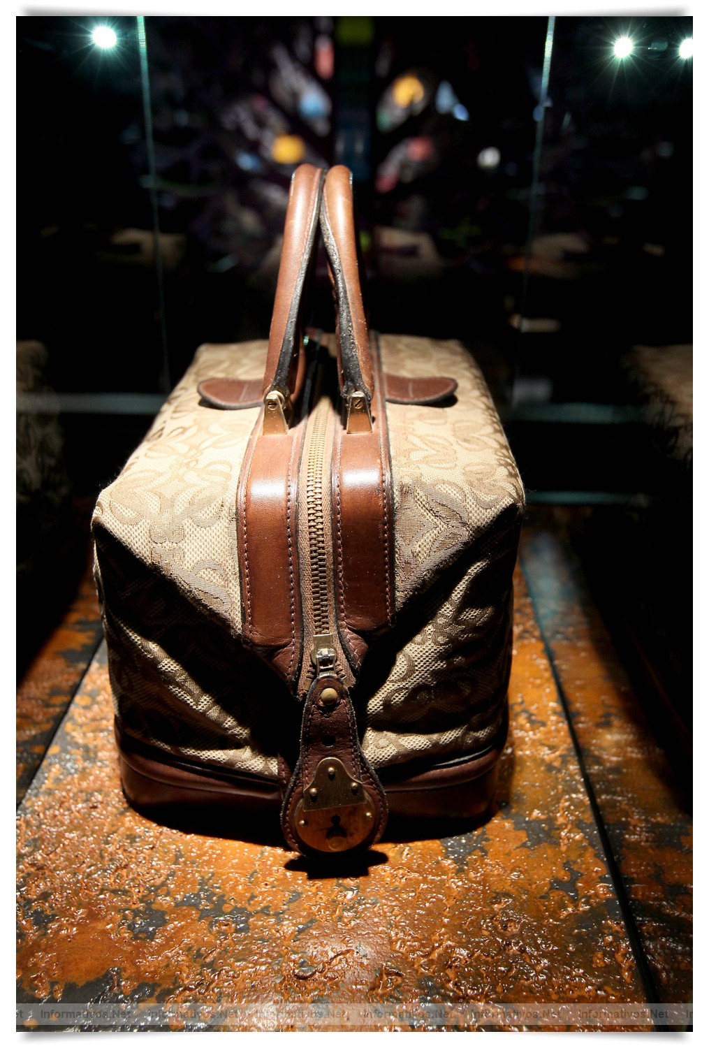BCN24ABRIL012.- La Galería Loewe recoge toda la esencia de la firma española en un espacio fascinante en el Pº de Gracia de Barcelona. Colección de viaje en la que aparece por vez primera el logotipo de Loewe, era 1970.
