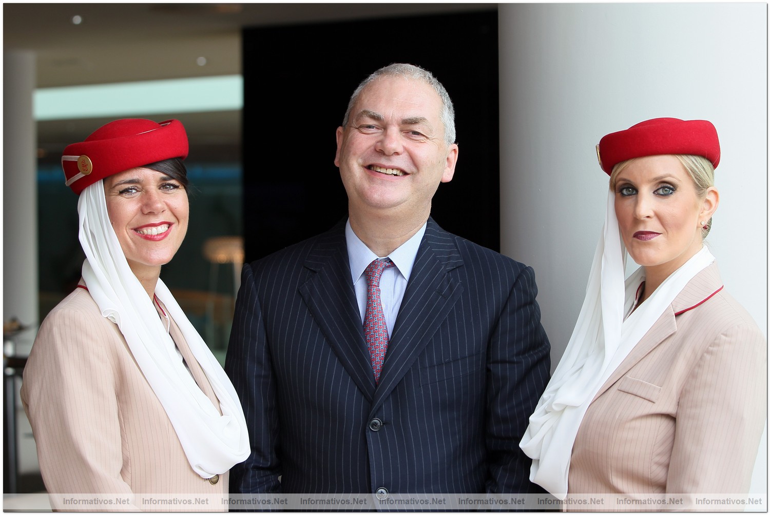 BCN22MAY012.- Emirates conectar� Barcelona con Dubai desde el pr�ximo 3 de Junio. Thierry Antinori, Vicepresidente Ejecutivo a nivel mundial de Emirates entre dos azafatas de Emirates