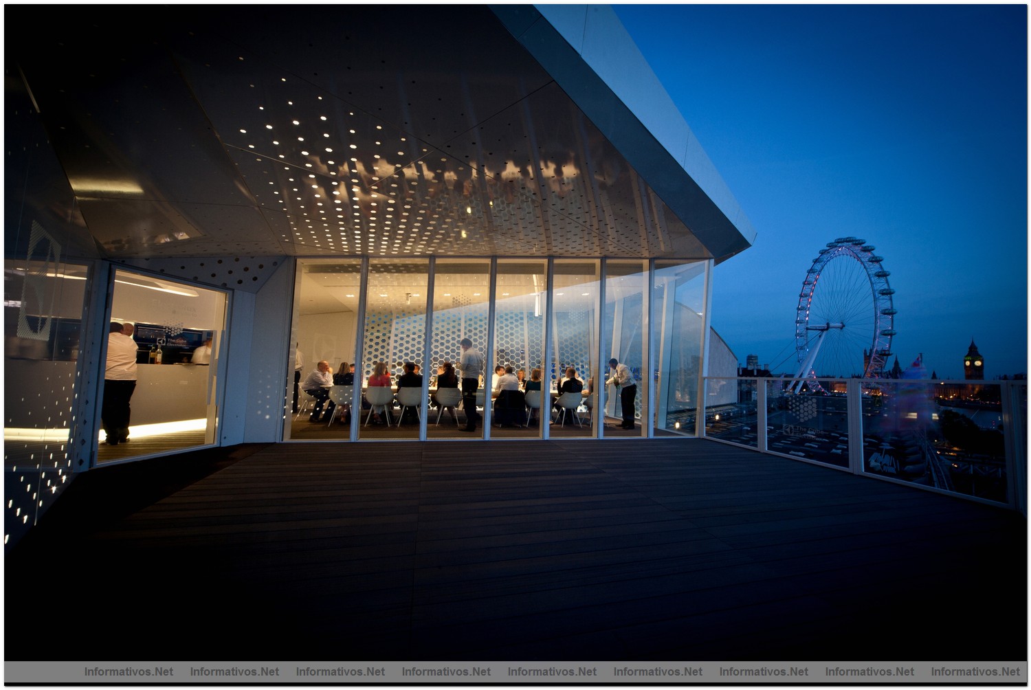 London-JUN012.- Cube: un restaurante ef�mero pop-up s�mbolo de arquitectura sostenible ubicado en uno de los extremos del tejado del Royal Festival Hall