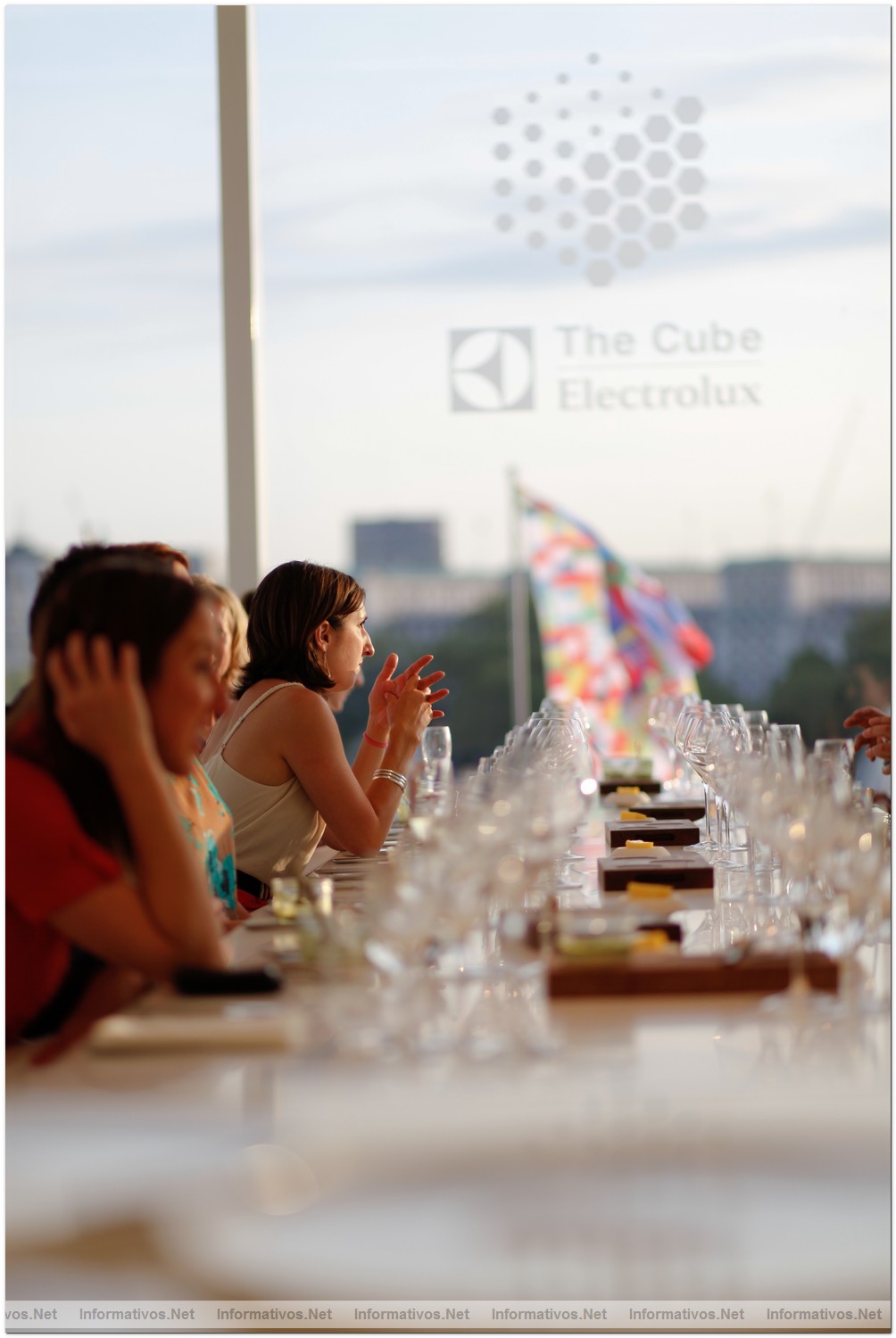 London-JUN012.- Cube: un restaurante ef�mero pop-up s�mbolo de arquitectura sostenible ubicado en uno de los extremos del tejado del Royal Festival Hall