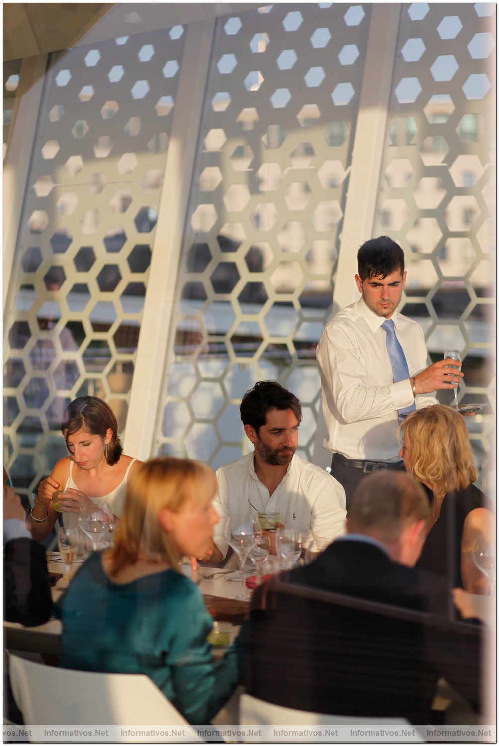 London-JUN012.- Cube: un restaurante ef�mero pop-up s�mbolo de arquitectura sostenible ubicado en uno de los extremos del tejado del Royal Festival Hall